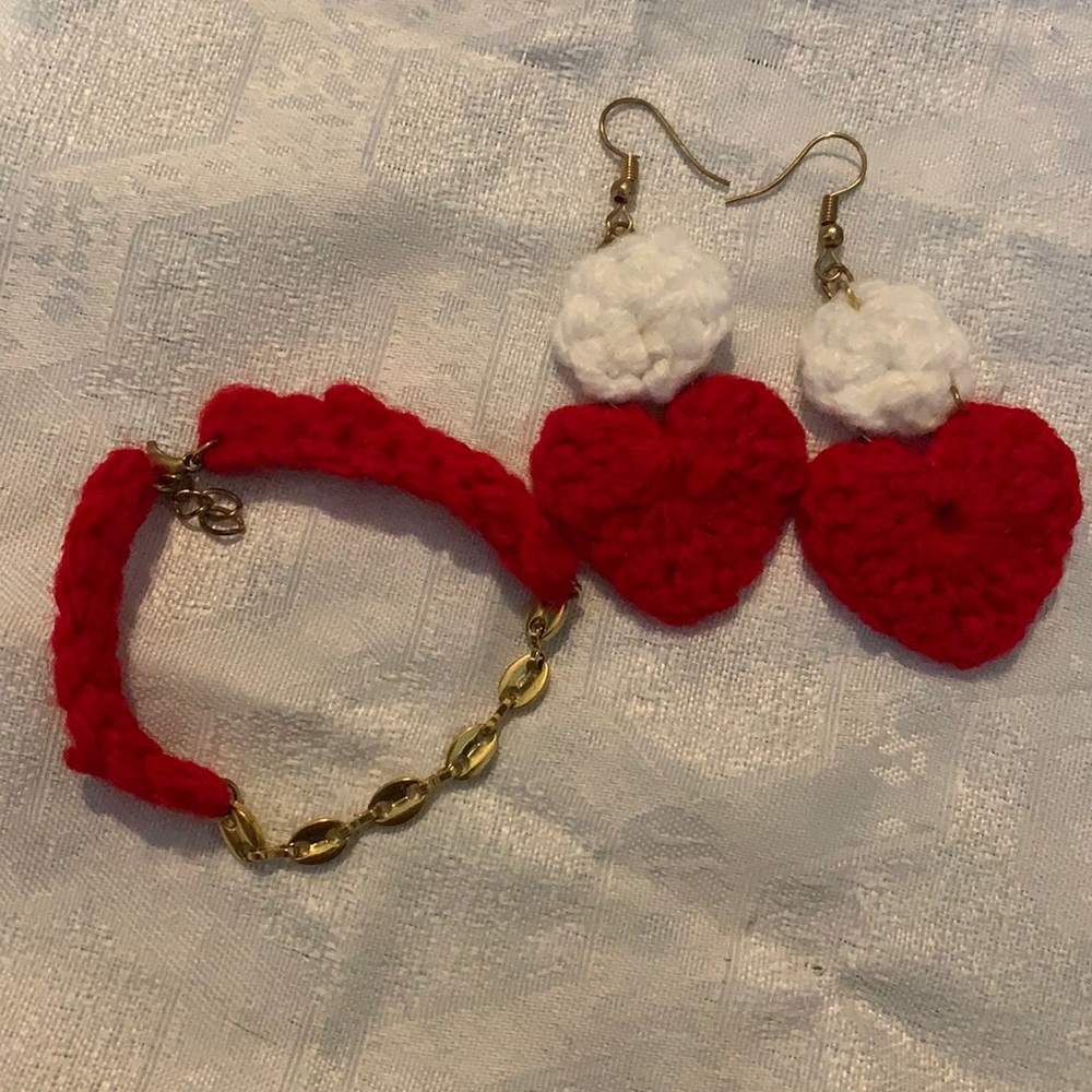 Bundle de aretes tejidos rojos y pulsera.